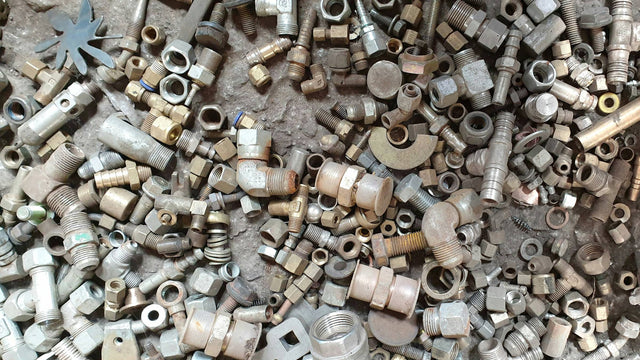 Stos metalowych złączek i kształtek hydraulicznych