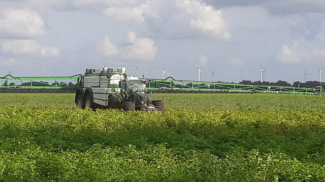 Opryskiwacz samojezdny na polu ziemniaków