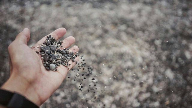 Dłoń z garścią granulowanego nawozu mineralnego