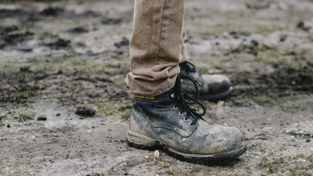 Robocze buty na błotnistej ziemi