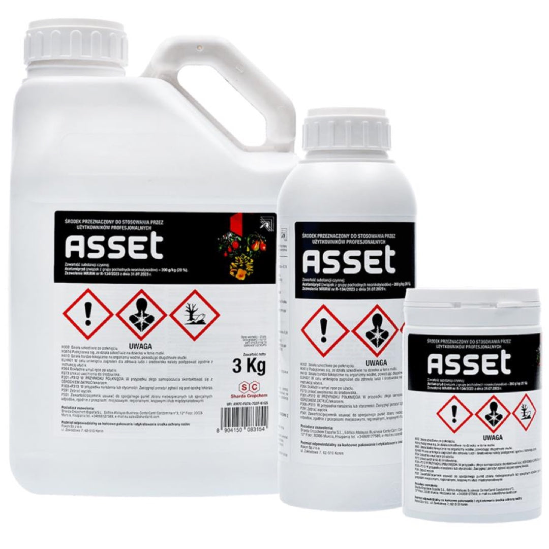 Pojemnik 3 kg insektycydu Asset firmy Sharda Cropchem z etykietą, obok butelka 1 kg i słoik