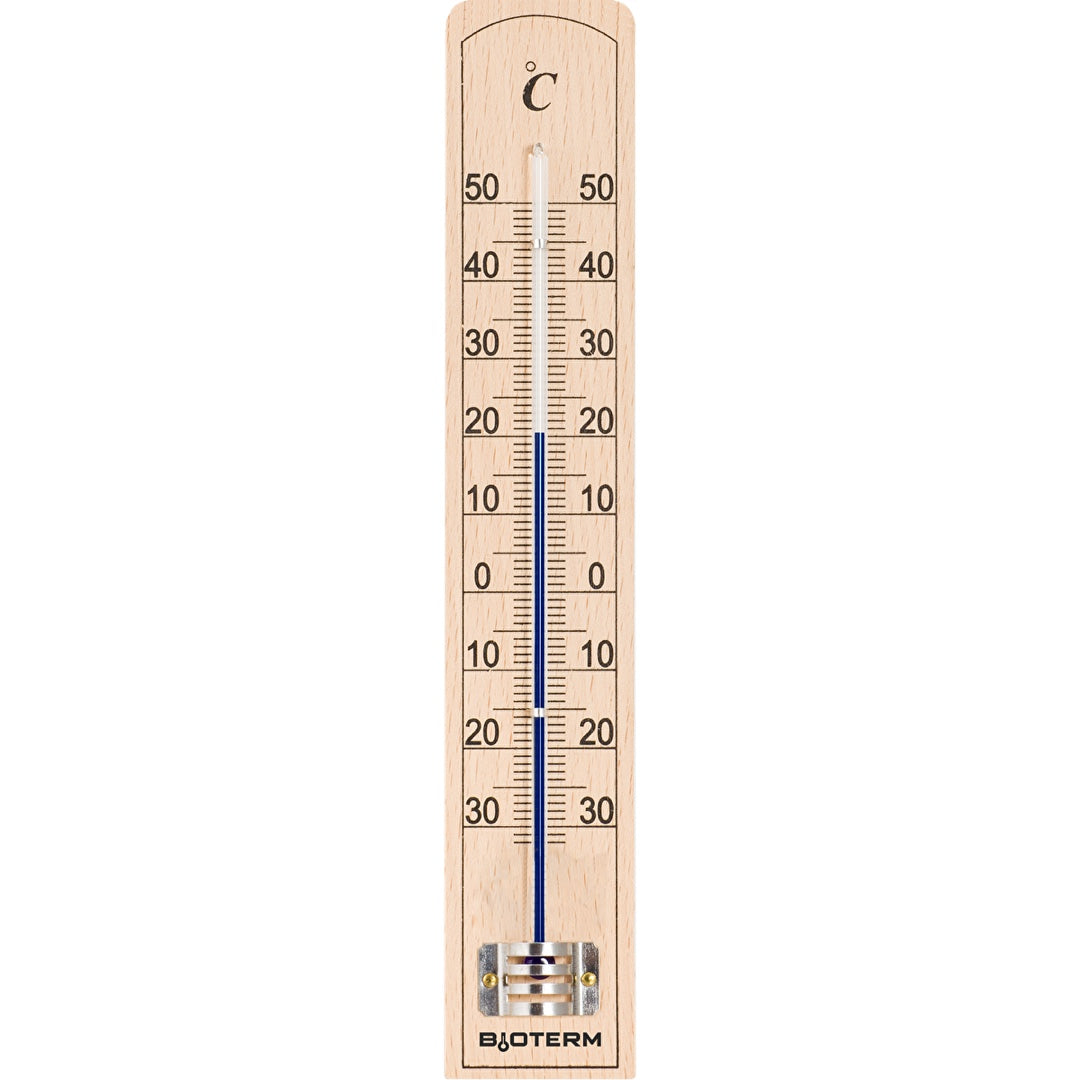 Drewniany termometr pokojowy Bioterm 20 cm z niebieską cieczą i skalą od -30 do 50°C na białym tle
