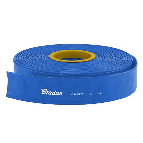 Niebieski wąż płaski Bradas AGRO-FLAT 2" 2 bar zwinięty w rolkę na białym tle