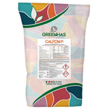 Worek nawozu krystalicznego Calfon P 13-35-5 Green Has na białym tle