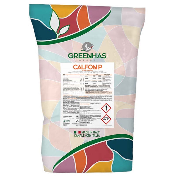 Worek nawozu krystalicznego Calfon P 13-35-5 Green Has na białym tle
