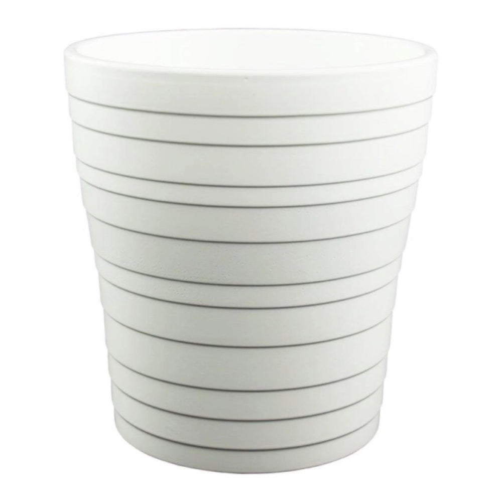 Biała matowa osłonka ceramiczna Cermax do storczyka z poziomymi żłobieniami na białym tle