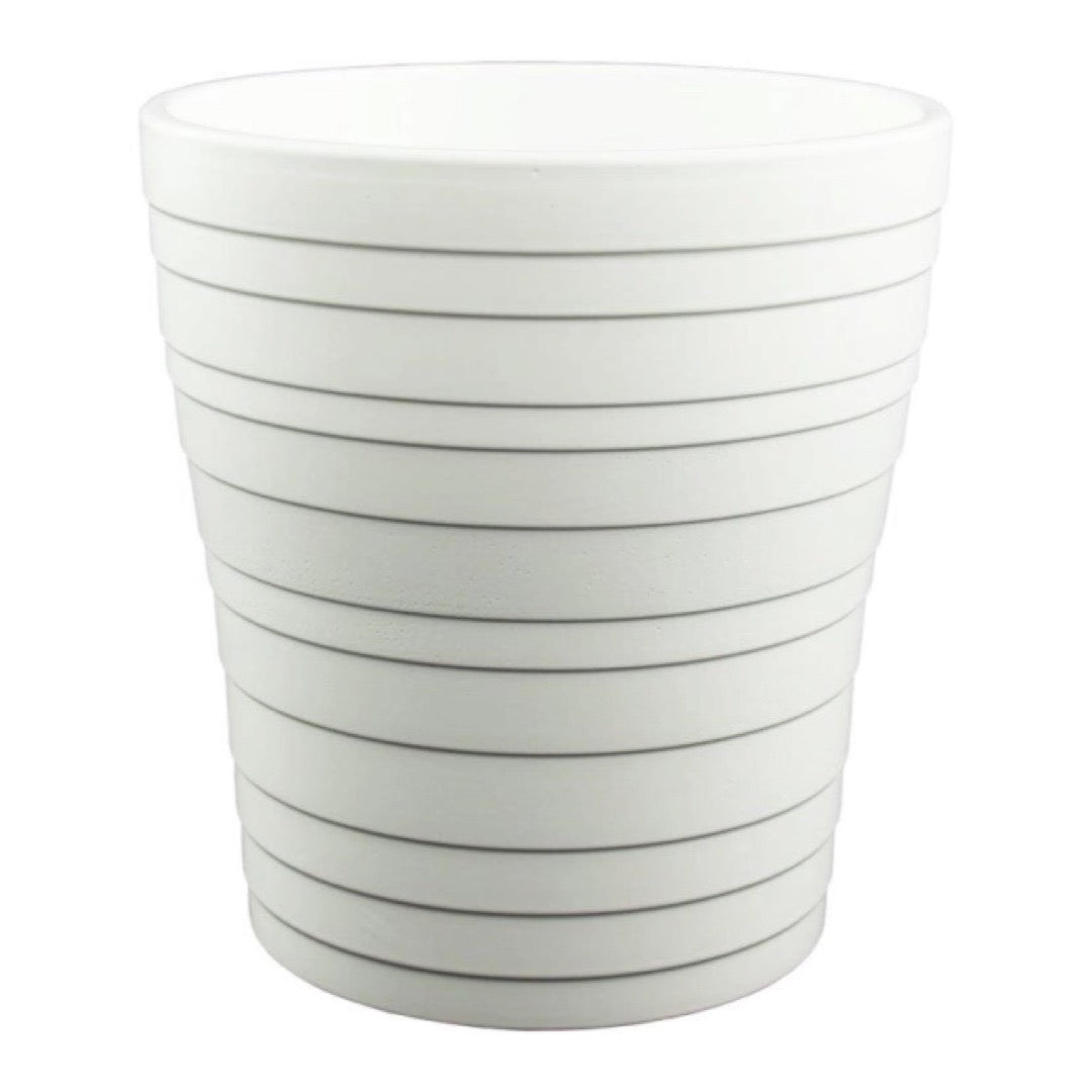 Biała matowa osłonka ceramiczna Cermax do storczyka z poziomymi żłobieniami na białym tle