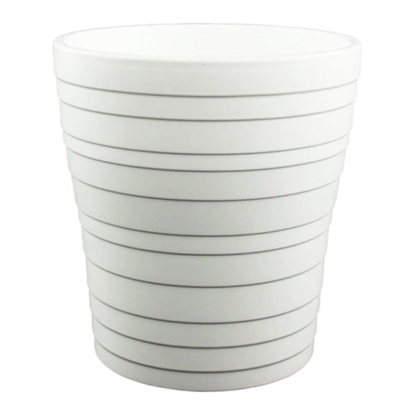 Biała matowa osłonka ceramiczna Cermax do storczyka z poziomymi żłobieniami na białym tle