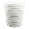 Biała matowa osłonka ceramiczna Cermax do storczyka z poziomymi żłobieniami na białym tle