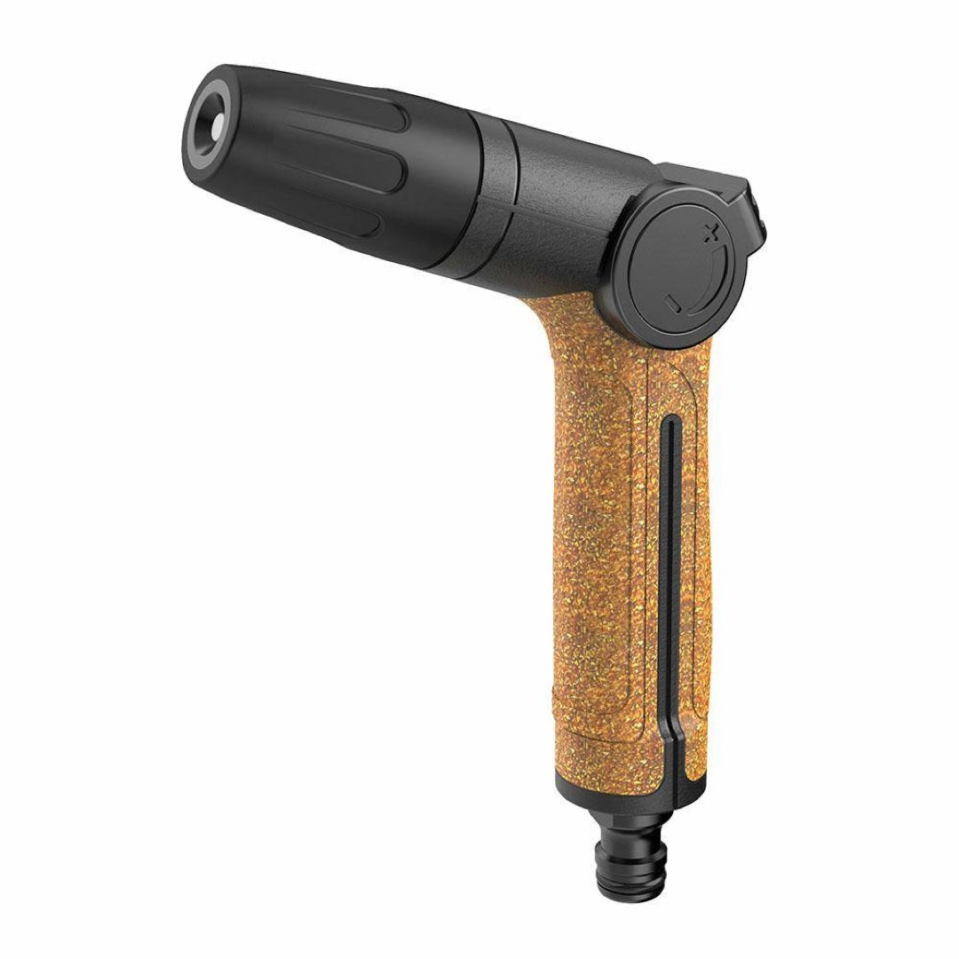 Pistolet zraszający Retro Cork Ramp z czarną głowicą i korkową rękojeścią na białym tle