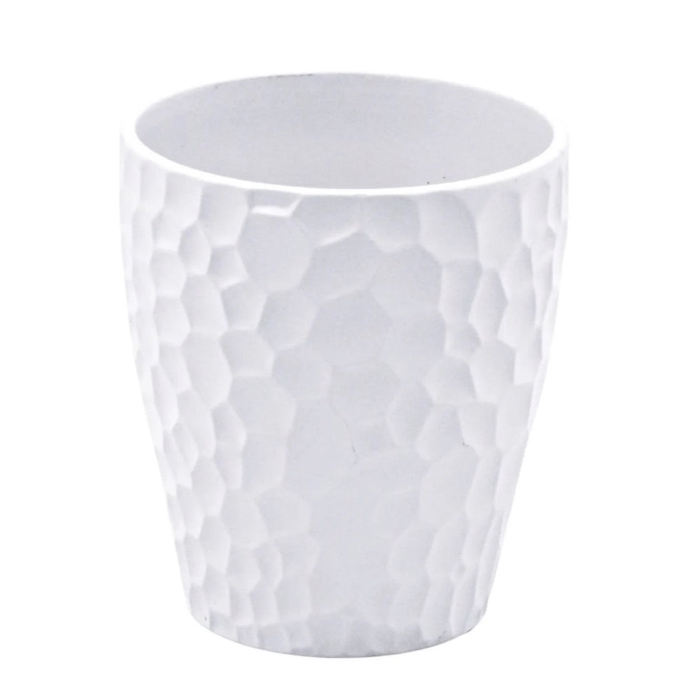 Biała ceramiczna osłonka Devon z fakturą plastra miodu na białym tle