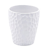 Biała ceramiczna osłonka Devon z fakturą plastra miodu na białym tle