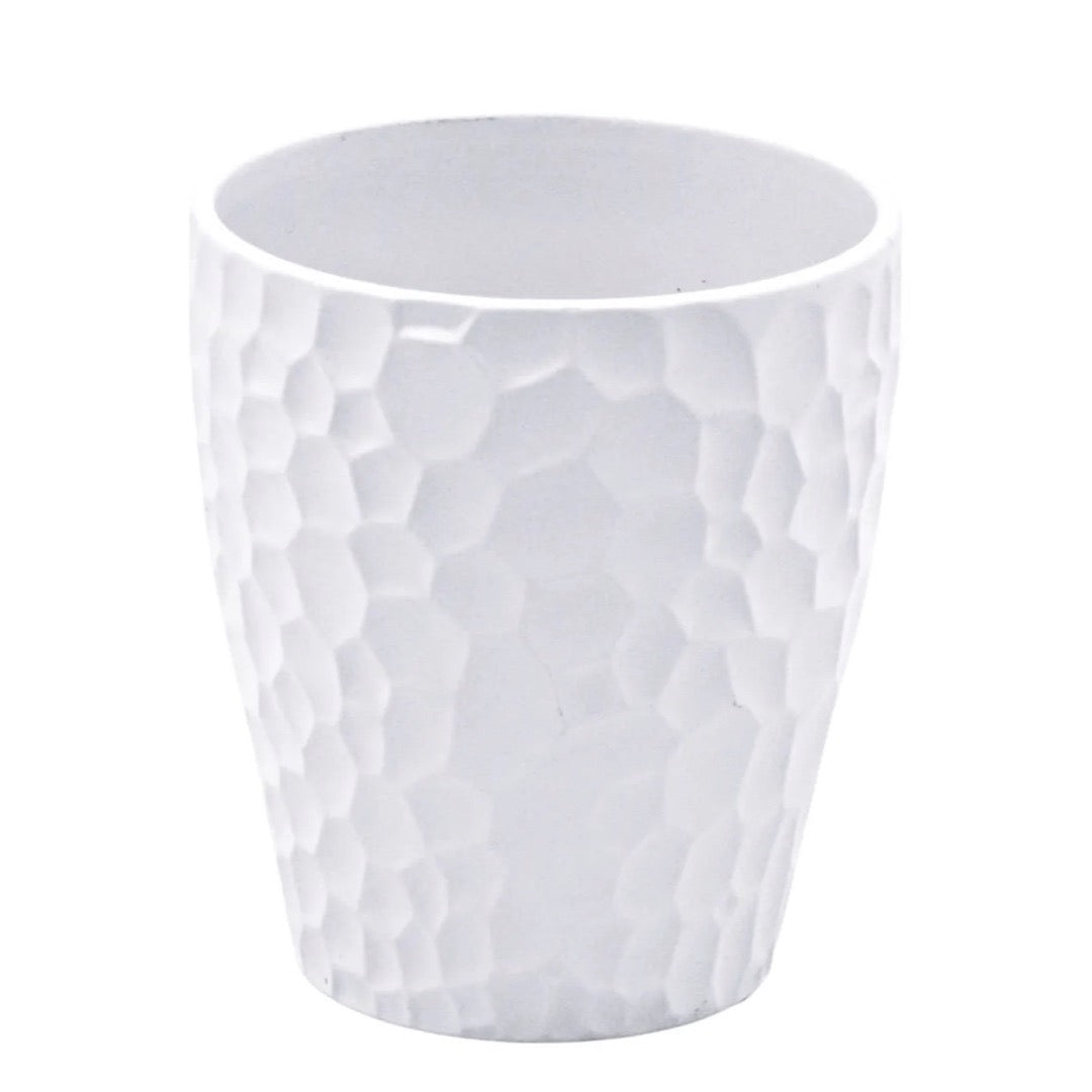 Biała ceramiczna osłonka Devon z fakturą plastra miodu na białym tle