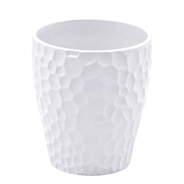 Biała ceramiczna osłonka Devon z fakturą plastra miodu na białym tle