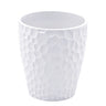 Biała ceramiczna osłonka Devon z fakturą plastra miodu na białym tle