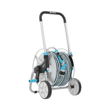 Zestaw Cellfast EXPLORER 1/2" 50 m: wózek z nawiniętym wężem ogrodowym i zraszaczem na białym tle