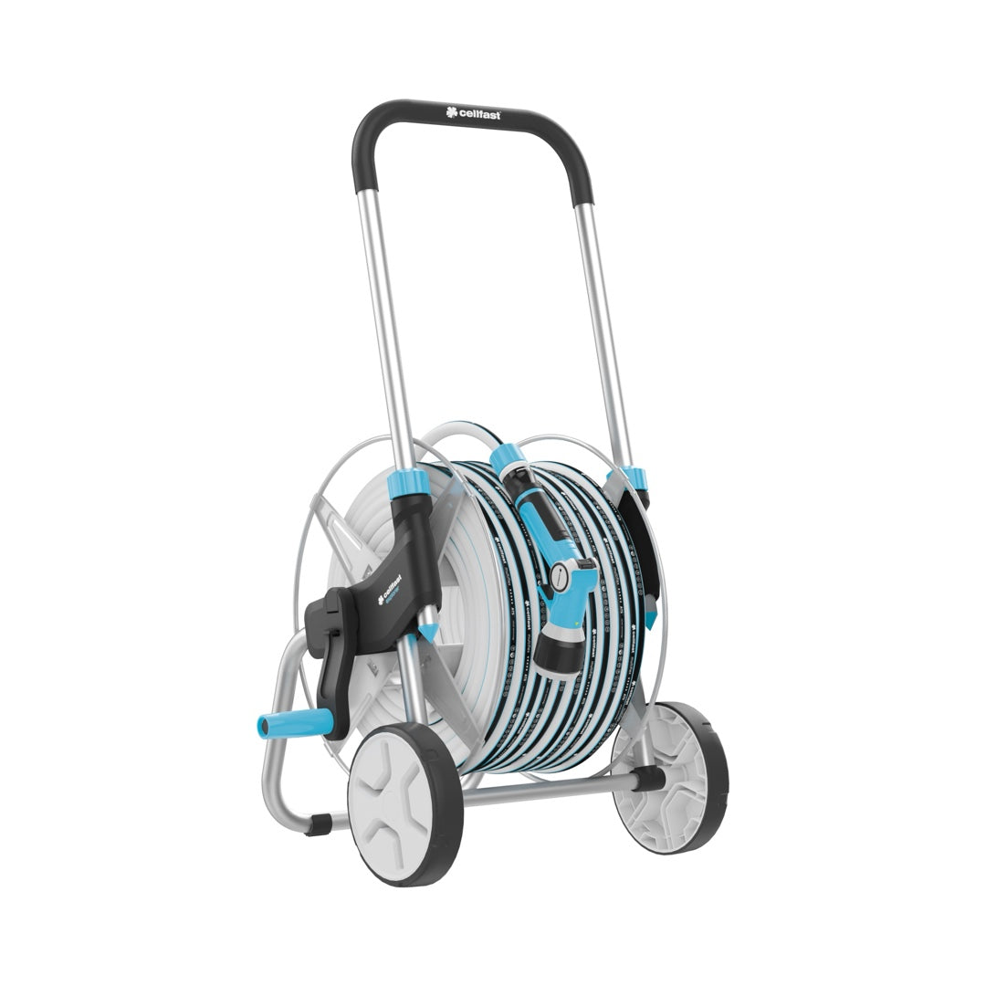 Zestaw Cellfast EXPLORER 1/2" 50 m: wózek z nawiniętym wężem ogrodowym i zraszaczem na białym tle