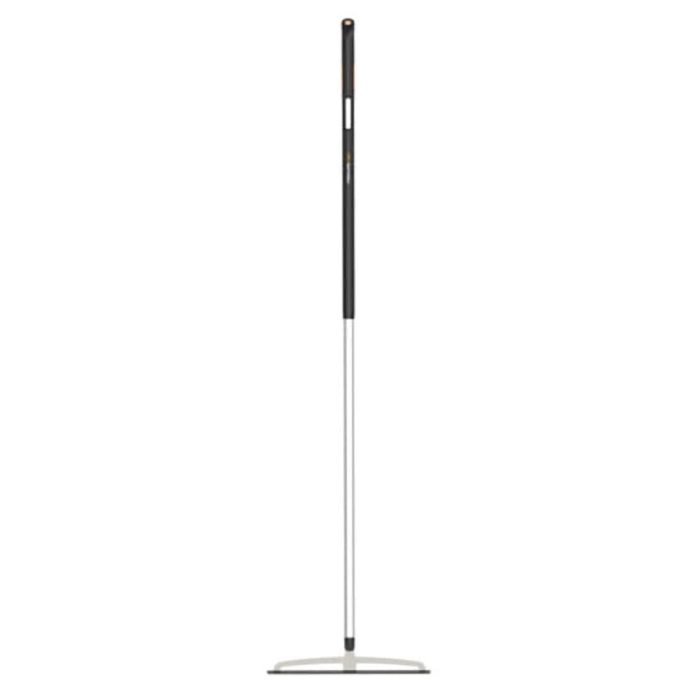Grabie uniwersalne Fiskars X-series M z 13 zębami i aluminiowym trzonkiem na białym tle