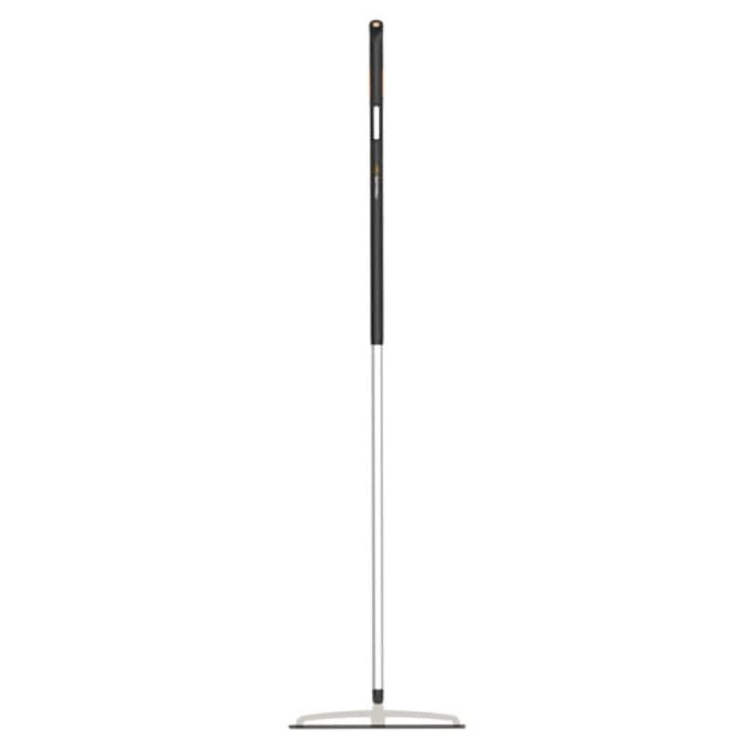 Grabie uniwersalne Fiskars X-series M z 13 zębami i aluminiowym trzonkiem na białym tle