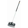 Grabie do liści Fiskars X-series XXL z szeroką głowicą i aluminiowym trzonkiem na białym tle