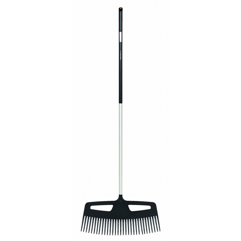 Grabie do liści Fiskars X-series XXL widok z przodu, głowica z zębami 3D