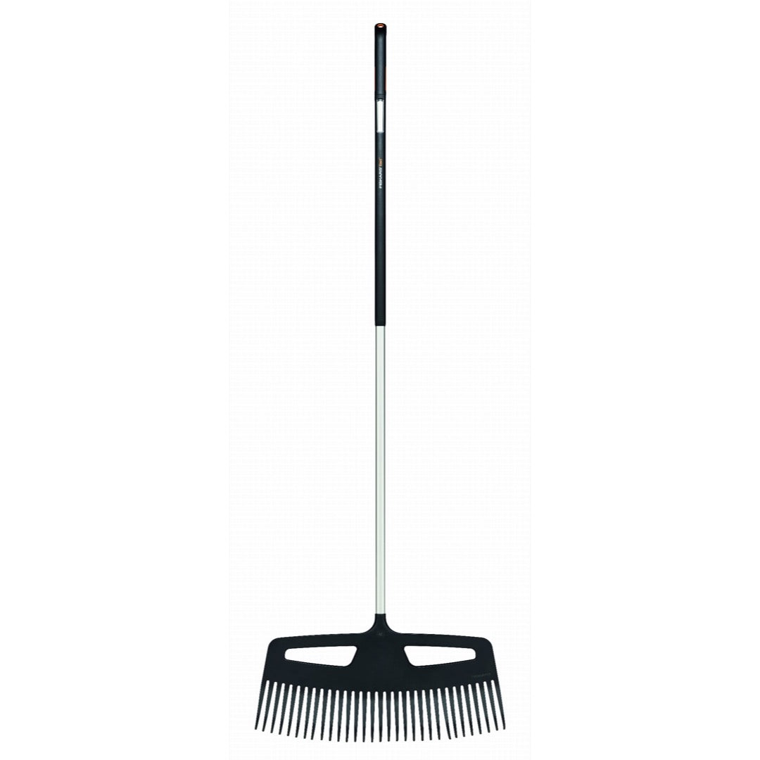 Grabie do liści Fiskars X-series XXL widok z przodu, głowica z zębami 3D