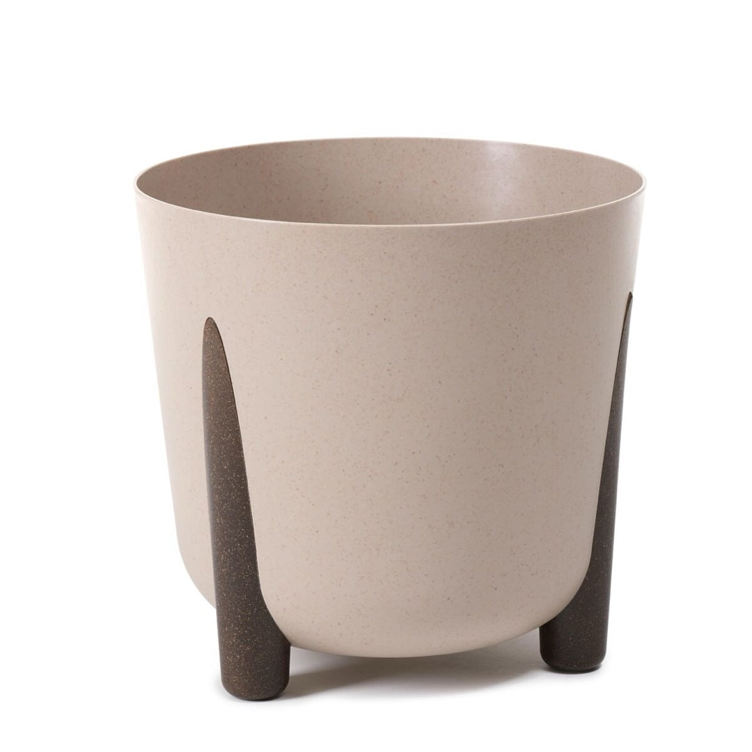 Donica Frida Eco Coffee Lamela w kolorze latte na nóżkach na białym tle