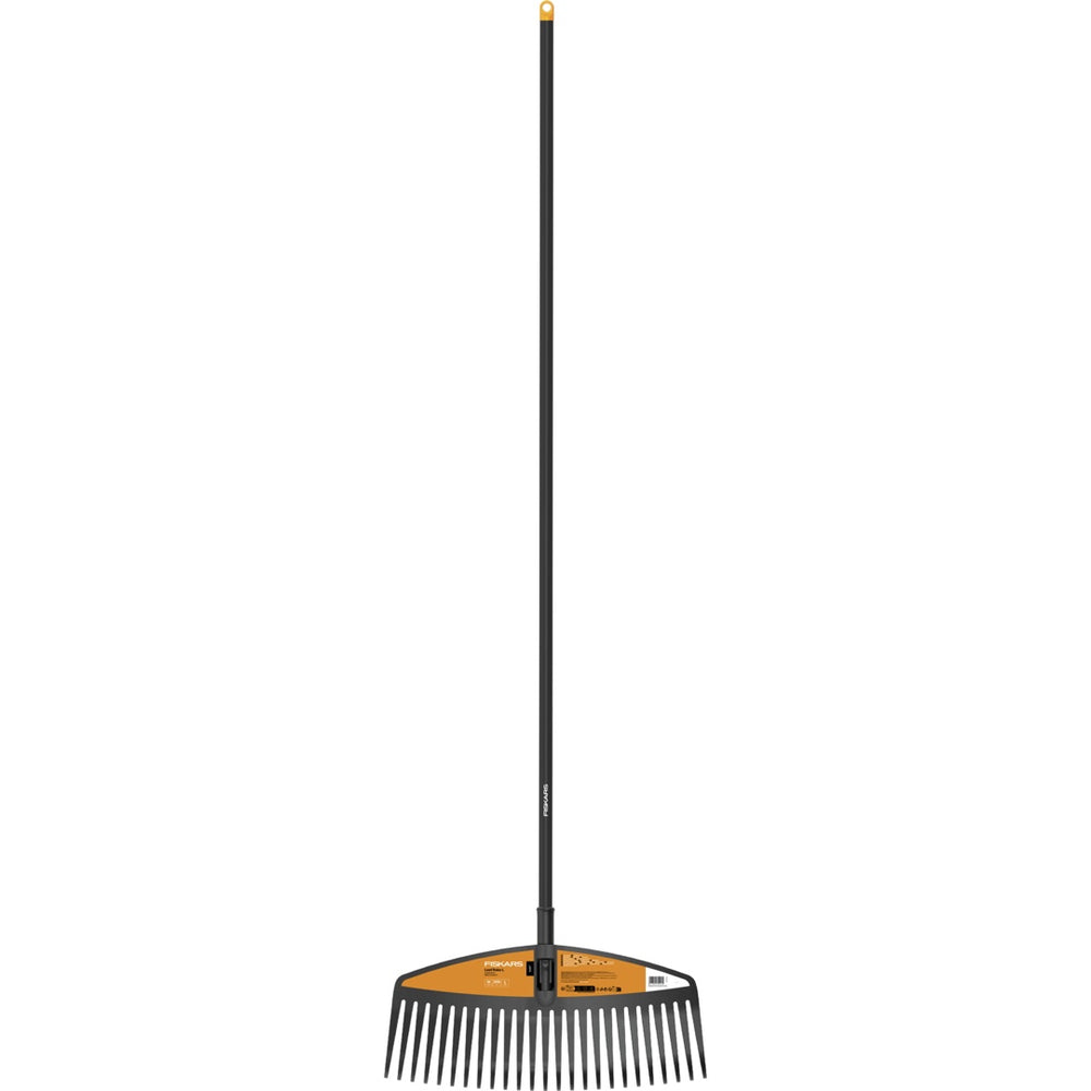 Grabie do liści Fiskars Solid L z etykietą producenta na głowicy