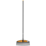Grabie do liści Fiskars Solid L z etykietą producenta na głowicy