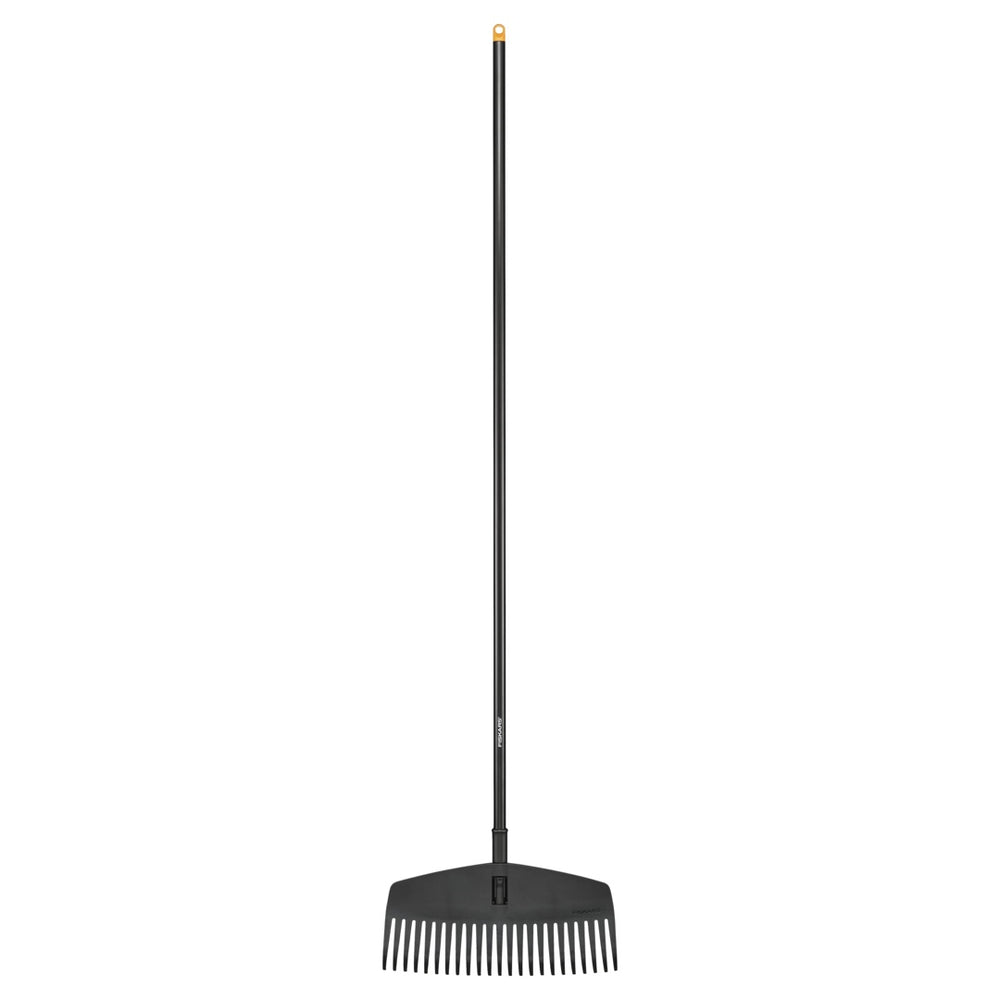 Grabie do liści M Solid Fiskars z czarnym trzonkiem i elastycznymi zębami na białym tle