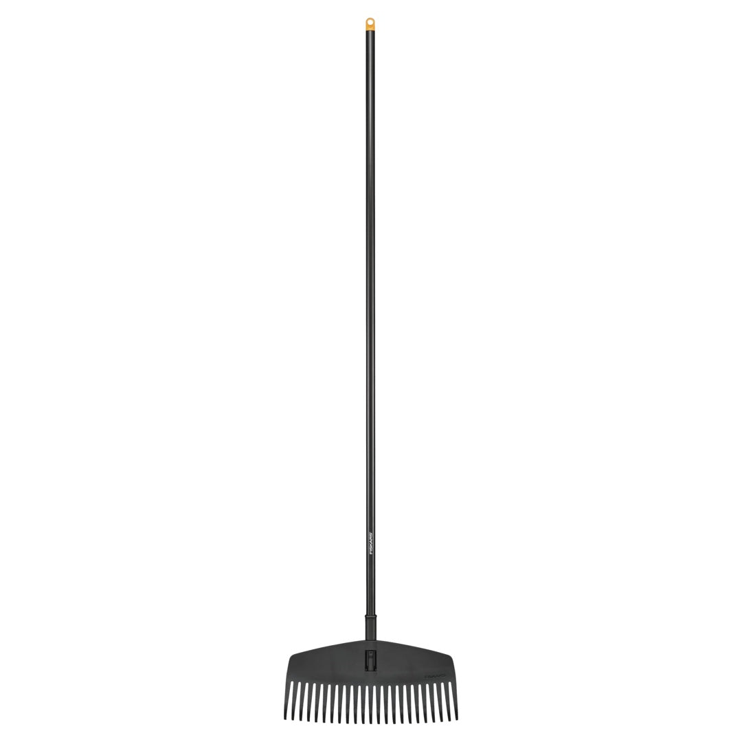 Grabie do liści M Solid Fiskars z czarnym trzonkiem i elastycznymi zębami na białym tle