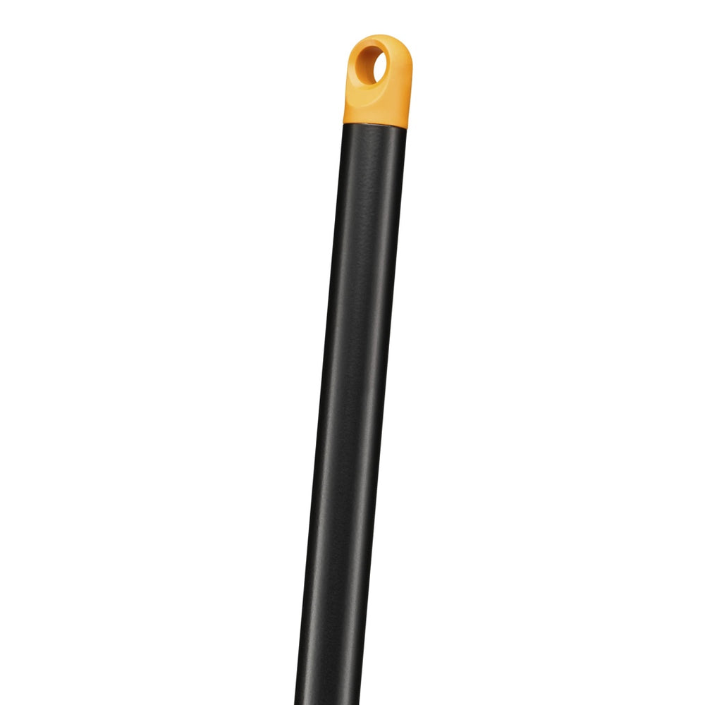 Pomarańczowa końcówka trzonka grabi Solid Fiskars z otworem do zawieszenia