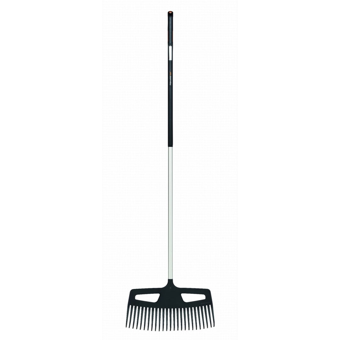 Grabie do trawnika Xact L Fiskars z szeroką głowicą i długim trzonkiem na białym tle