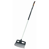Grabie do trawnika Xact L Fiskars z aluminiowym trzonkiem, widok pod kątem