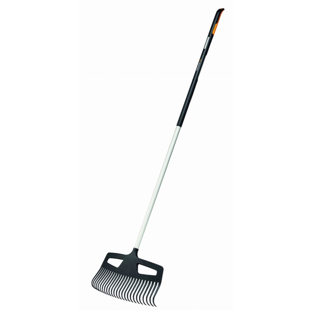 Grabie do trawnika Xact L Fiskars z aluminiowym trzonkiem, widok pod kątem