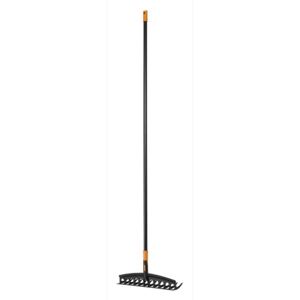 Grabie uniwersalne Solid Fiskars z długim trzonkiem i głowicą z dwunastoma zębami na białym tle