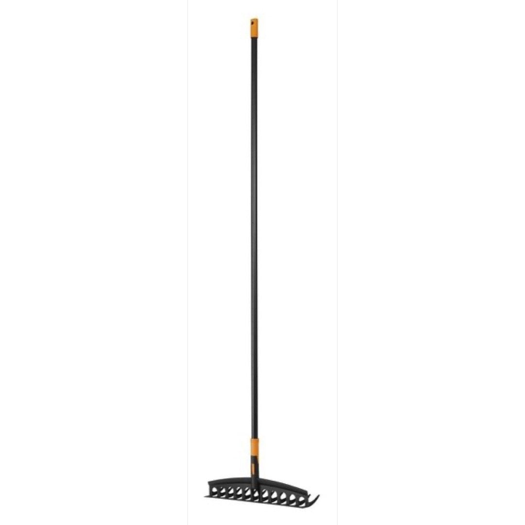 Grabie uniwersalne Solid Fiskars z długim trzonkiem i głowicą z dwunastoma zębami na białym tle