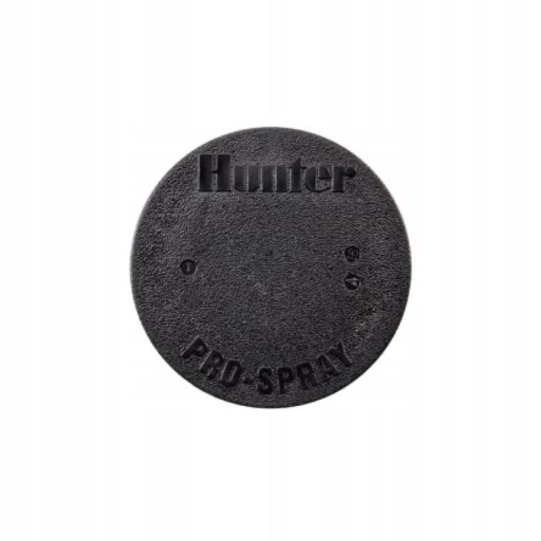 Czarny korek korpusu zraszacza Hunter PROS-04 z napisem Pro-Spray na białym tle