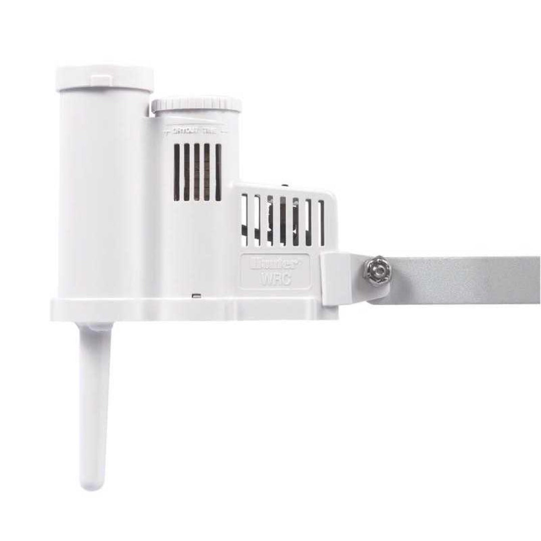 Czujnik deszczu Hunter Wireless Rain-Clik z aluminiowym uchwytem na białym tle