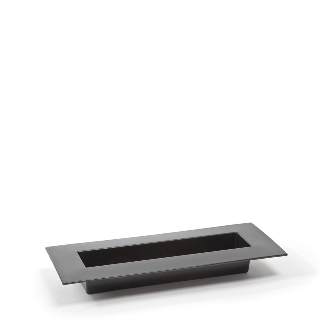 Czarna płaska ikebana Lamela 390 x 170 mm na białym tle