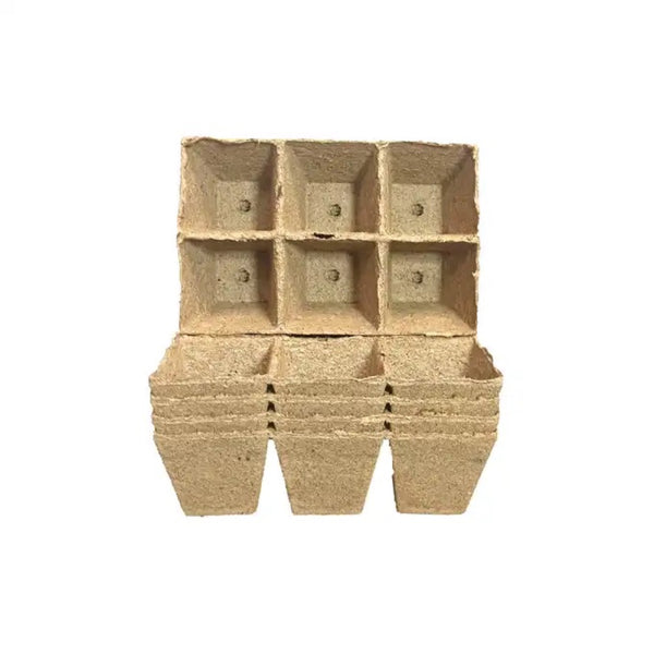 Zespolone kwadratowe doniczki torfowe Jiffy 8 x 8 cm, sześciopak i stos doniczek na białym tle