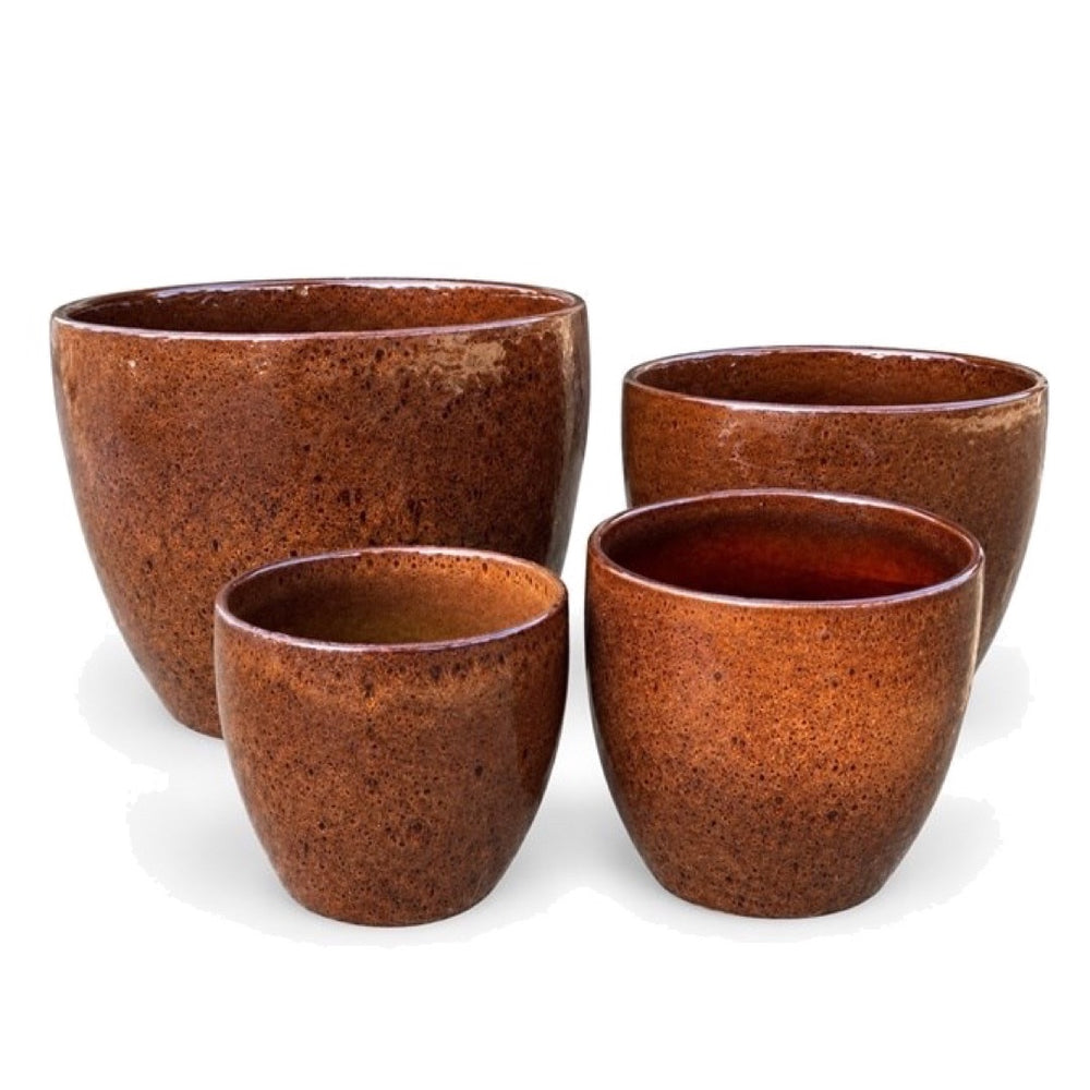Cztery brązowe, plamiste donice ceramiczne JW230994 w różnych rozmiarach na białym tle