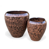 Dwie brązowe donice ceramiczne JW231556 z miedzianym, plamistym szkliwem i błyszczącym kołnierzem na białym tle