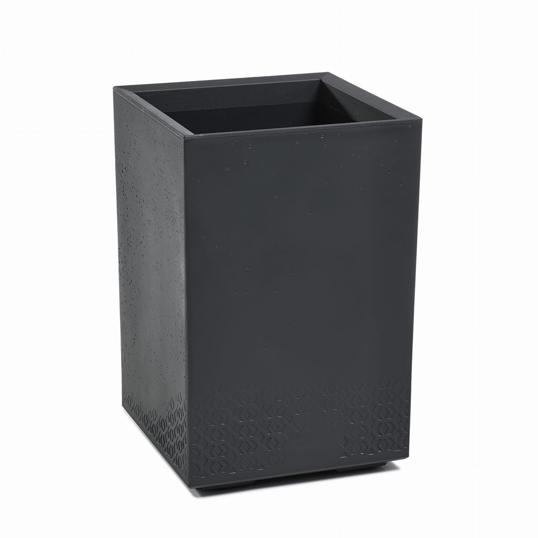 Wysoki kwietnik Karo Eco Recycled Lamela 40 x 40 x 60 cm w kolorze beton antracyt na białym tle