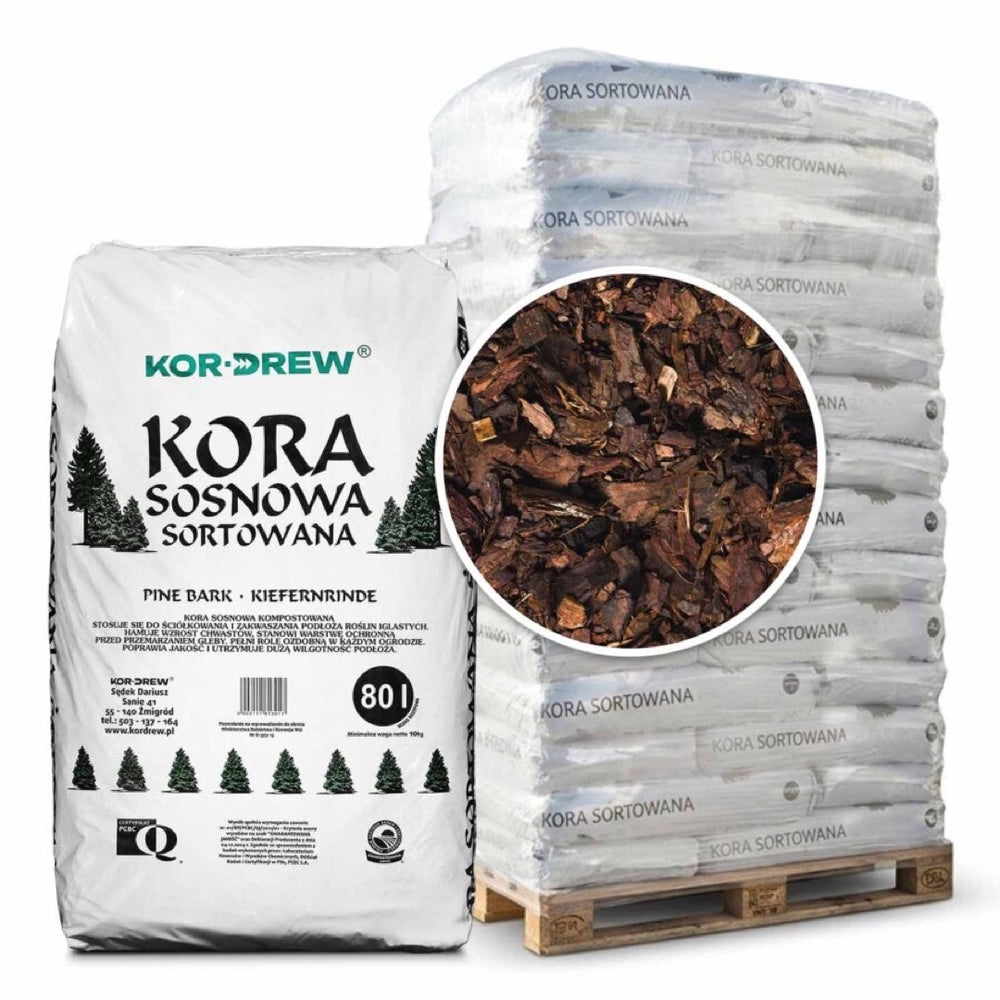Kora sosnowa sortowana Kor-Drew 80 l, frakcja średnia 2-5 cm, worek i paleta na białym tle