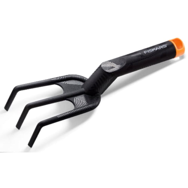 Kultywator ręczny Solid Fiskars z czarno-pomarańczową rączką na białym tle