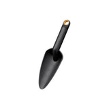 Szeroka łopatka Fiskars Solid pod kątem