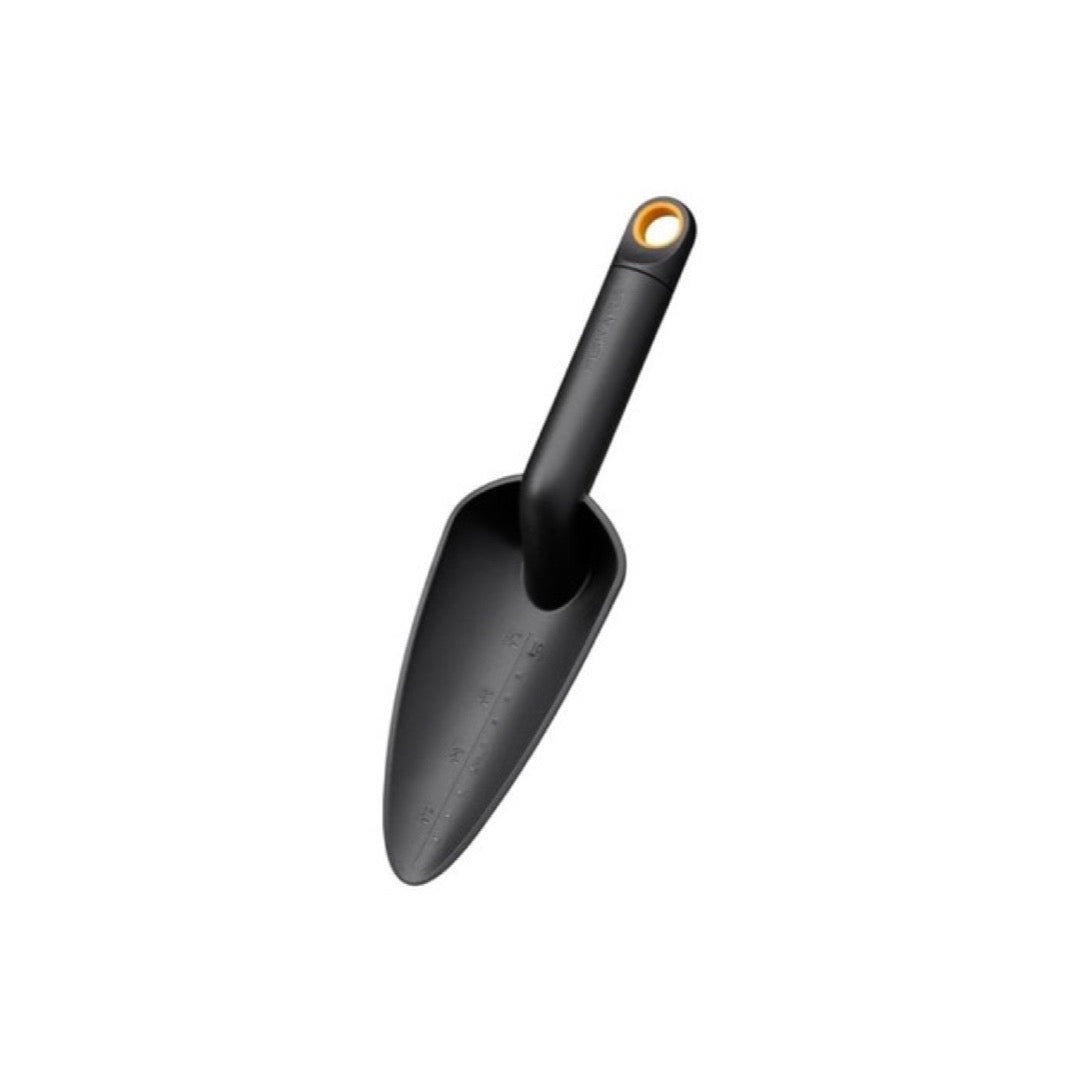 Szeroka łopatka Fiskars Solid pod kątem