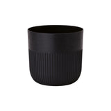 Osłonka Luca Petit Form-Plastic w kolorze głębokiej czerni na białym tle