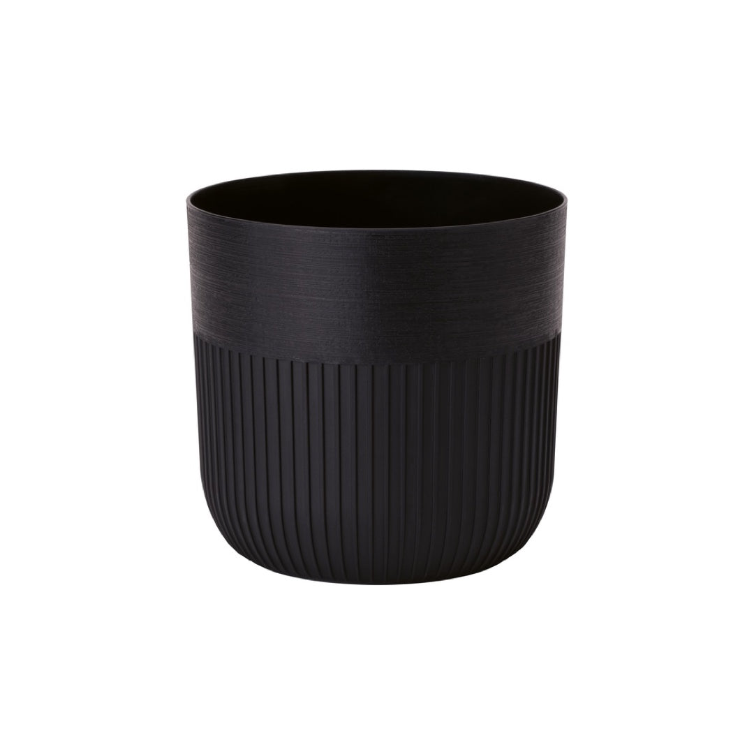 Osłonka Luca Petit Form-Plastic w kolorze głębokiej czerni na białym tle